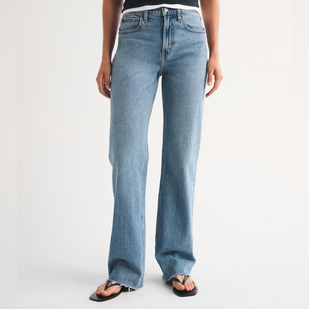 A&F 90s Relaxed High Rise Straight Jeans